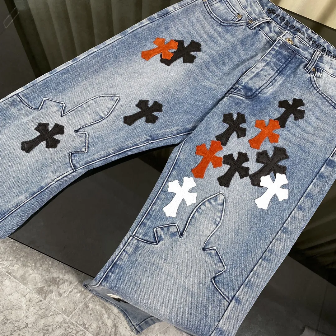 🅿️340 Chrome hearts new city-limited flame blue jeans Chrome hearts city-limited jeans Hardware customization Original development vintage levis American-made 501 black and gray base version Levi's American-made 501 base version Imported sheepskin 925 silver remake [Top heavy industry fashionable design] Consistently made in high street luxury style. Speaking of this style, the Zangyin family and GU family are definitely the leading representative brands. Especially the Zangyin family has really achieved a state-of-the-art effect in creating high street style. The unique washed material is used to create this style. The color system is quite eye-catching. It is decorated with patchwork cross flowers, which cleverly highlights the charm of the brand. Secondly, this style uses classic The high-waist cutting design highlights the long legs and fashionable temperament of the upper body. The brand is highly recognizable and the slim fit configuration is more suitable for daily wear. It is a product that interprets personality, fashion, and specifications at a glance. This single product is enough to make any fan excited. It can be a white T-shirt for youthful preppy style, or a tight suspender for lady style. It has strong matching ability and can be easily controlled by men.  [Material and craftsmanship] Needless to say, this point goes without saying. As an excellent craftsman brand, Zangyin has really perfect requirements for details and craftsmanship. The washed color of this model has gone through so many processes, not to mention the embellishment of the denim appliqués. It is also purely handmade and sewn. Just like what they believe in, only handmade things have soul and have the meaning of wear. A top-notch heavy-duty fashionable denim item, I look forward to your perfect interpretation! !  Color: Blue Size: S M L XL